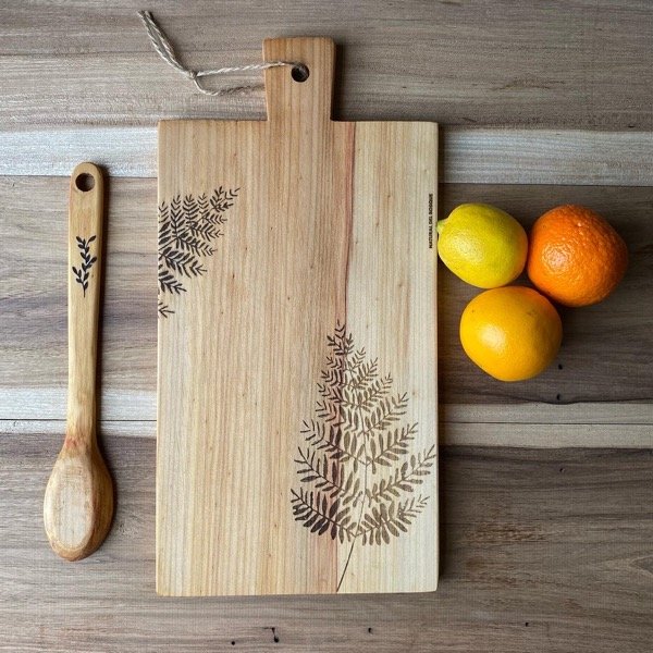 Tabla de madera con diseño de helecho pirograbado