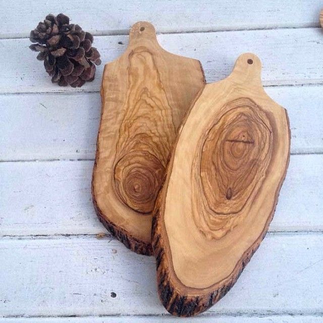 Tabla de madera rústica con borde natural