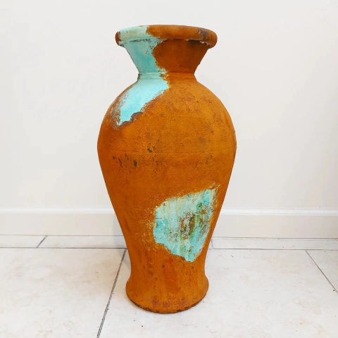 Ánfora de cerámica decorativa con pátina turquesa