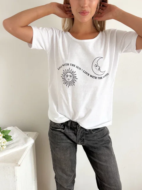 Remera oversize con estampa sol y luna