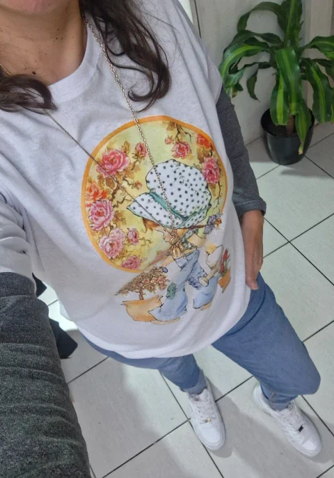 Remera blanca con estampa mujer y flores
